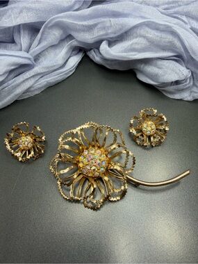 Vintage Sarah Coventry Allusion Floral Brooch with Clip earrings